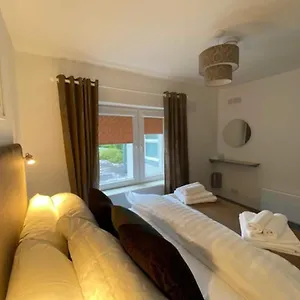 Location Location - Gorgeous 3 Bed In Apartment
